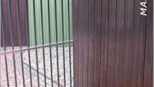 Prevedenie zadnej steny z plechu, vo farbe z nášho vzorkovníka